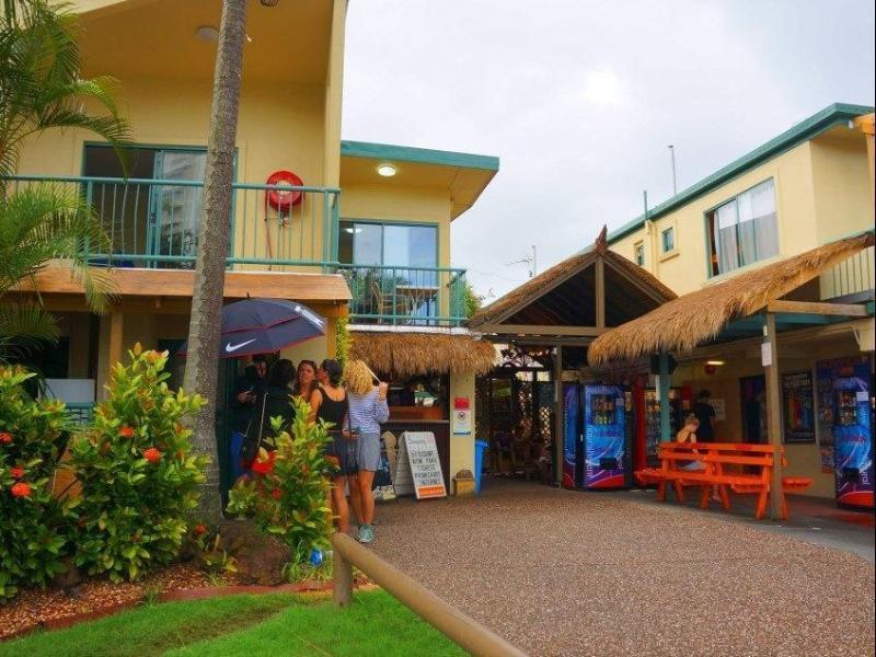 Sleeping Inn Backpackers Resort Gold Coast Exterior photo